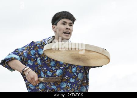 PÉNINSULE DU KAMTCHATKA, RUSSIE, 9 AOÛT 2014 : homme émotionnel dansant avec un tambourin. Concert public Koryak Folk Dance ensemble Angt sur le Kha Banque D'Images