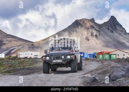 Japonais SUV Nissan Patrol conduisant sur la route de montagne rocheuse sur le paysage volcanique de fond. Vacances actives, voyage tout-terrain dans les destinations de voyage à v Banque D'Images