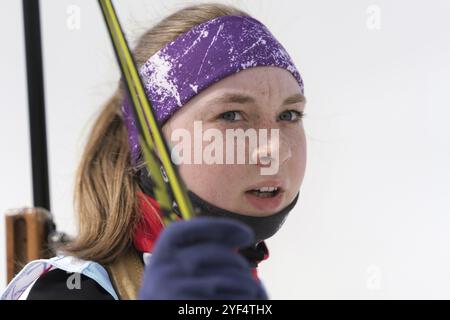 Portrait sportive russe biathlète Valentina Vakhrusheva après le fusil et le tir de ski. Compétitions régionales de biathlon jeunesse East Cup. Petropavl Banque D'Images