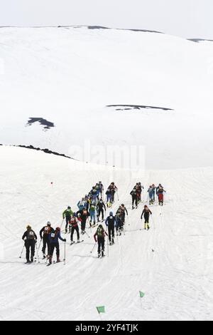 AVACHA, VOLCANS KORYAK, KAMTCHATKA, RUSSIE, AVRIL 27, 2014 : les skieurs en groupe grimpent à ski sur le volcan Avacha. Ski alpinisme Team Race. Rus Banque D'Images