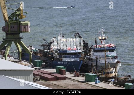 PETROPAVLOVSK-KAMTCHATSKY, KAMTCHATKA, RUSSIE, 14 JUILLET 2013 : vue estivale du port de Petropavlovsk-Kamtchatsky et des navires de crabe debout à la jetée. RU Banque D'Images