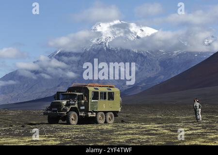 VOLCAN TOLBACHIK, PÉNINSULE DU KAMTCHATKA, RUSSIE, 27 AOÛT 2014 : vieux camion d'expédition extrême soviétique ZIL-131 (six roues motrices) sur un champ de scories volcaniques Banque D'Images