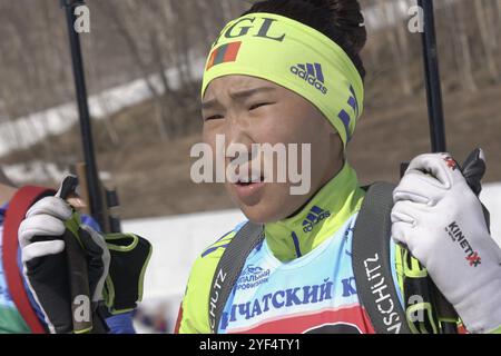 Portrait de la biathlète sportive mongole Doljinsuren Munkhbat lors des compétitions régionales juniors de biathlon à l'est de la Coupe. Petropavlovsk City, Kamchat Banque D'Images