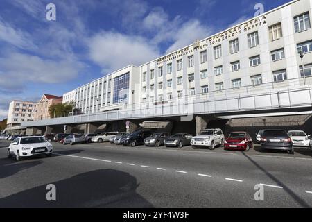 PETROPAVLOVSK-KAMTCHATSKY VILLE, PÉNINSULE DU KAMTCHATKA, EXTRÊME-ORIENT RUSSE, 12 OCTOBRE 2016 : vue sur l'immeuble de bureaux de l'administration de Petropavlovsk-Kam Banque D'Images