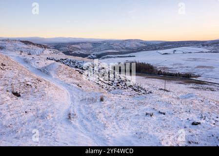 Hivers neigeux matin dans les collines près de Glossop dans le High Peak, Derbyshire, Angleterre. Banque D'Images