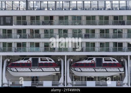 OCÉAN PACIFIQUE, PÉNINSULE DU KAMTCHATKA, EXTRÊME-ORIENT RUSSE, 10 MAI 2019 : plusieurs ponts de luxe Expedition Passenger Cruise Liner Norwegian Jewel (Norwegian Jewel Banque D'Images