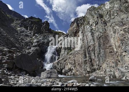 Belle vue sur le paysage de la cascade sur la rivière de montagne rocheuse et les falaises abruptes le jour ensoleillé. Péninsule du Kamtchatka, extrême-Orient russe, Eurasie Banque D'Images