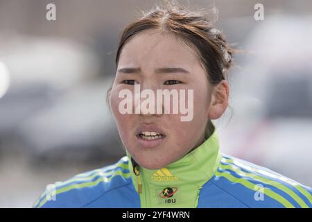 Portrait en gros plan de la biathlète sportive mongole Munkhbat Doljinsuren lors des compétitions régionales de biathlon jeunesse à l'est de la Coupe. Petropavlovsk City Banque D'Images