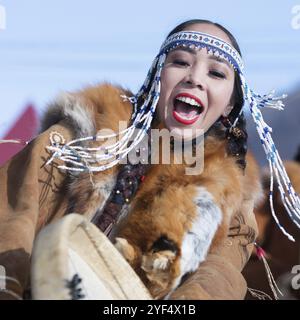 Femme en vêtements nationaux habitants autochtones Kamchatka dansant avec tambourine. Concert, célébration fête nationale de Koryak Journée de Seal Hololo. Banque D'Images