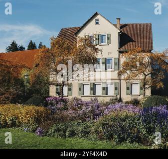 Maison avec beau jardin à l'automne. Fleurs dans le parc. Bietigheim-Bissingen. Allemagne, Europe. Parc et maison d'automne, personne, brousse et énergie Banque D'Images