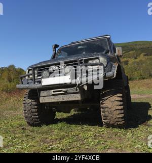 Voiture d'expédition hors route extrême, Toyota Land Cruiser Prado sur le paysage forestier de montagne en automne, destinations de voyage populaires pour l'escalade, la randonnée. K Banque D'Images