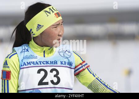 Portrait de la biathlète sportive mongole Doljinsuren Munkhbat lors des compétitions régionales de biathlon jeunesse à l'est de la Coupe. Péninsule du Kamtchatka, russe Banque D'Images