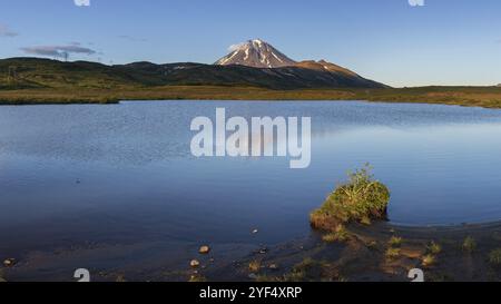 Magnifique paysage montagneux panoramique de la péninsule du Kamchatka au coucher du soleil : paysage vue d'automne du cône Vilyuchinsky volcan, reflet de mou Banque D'Images