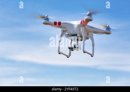 Drone quadcopter volant drone UAV avec appareil photo numérique dans le ciel bleu, prend des photos aériennes du monde autour de la vue d'oiseau. Péninsule du Kamtchatka, Fédération de Russie Banque D'Images