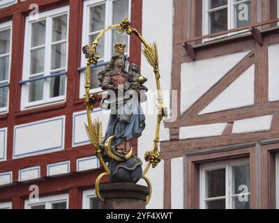 Détail d'une statue de la Vierge Marie avec enfant devant une façade à colombages, entourée d'ornements dorés, Mayence, Rhénanie-Palatinat, Ger Banque D'Images