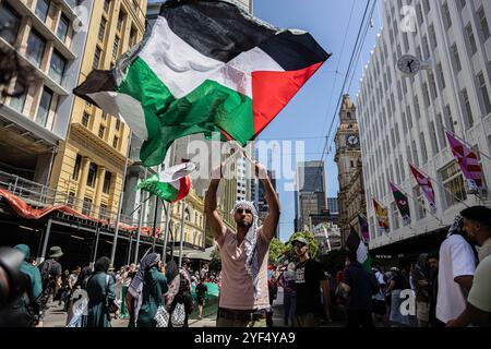 Melbourne, Australie. 03 Nov, 2024. Un manifestant tient le drapeau de la Palestine pendant le rassemblement. Des milliers de personnes se sont rassemblées au CBD de Melbourne pour un rassemblement pro-palestinien appelant à la fin du génocide des États-Unis et d'Israël à Gaza. Crédit : SOPA images Limited/Alamy Live News Banque D'Images