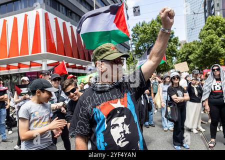 Melbourne, Australie. 03 Nov, 2024. Un manifestant fait des gestes pendant la manifestation. Des milliers de personnes se sont rassemblées au CBD de Melbourne pour un rassemblement pro-palestinien appelant à la fin du génocide des États-Unis et d'Israël à Gaza. Crédit : SOPA images Limited/Alamy Live News Banque D'Images