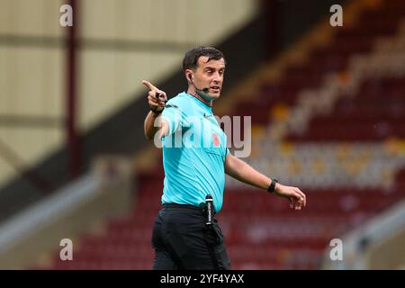 Stade de l'Université de Bradford, Bradford, Angleterre - 2 novembre 2024 arbitre Craig Hicks - pendant le match Bradford City v Aldershot, F.A. Cup 1er tour, 2024/25, stade de l'Université de Bradford, Bradford, Angleterre - 2 novembre 2024 crédit : Mathew Marsden/WhiteRosePhotos/Alamy Live News Banque D'Images