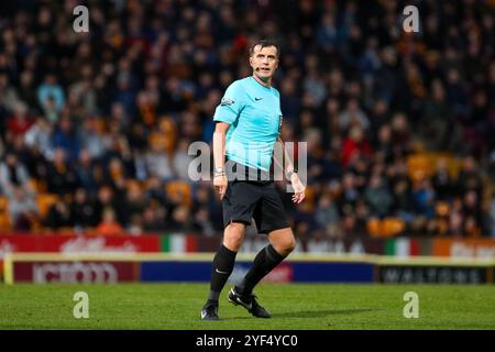 Stade de l'Université de Bradford, Bradford, Angleterre - 2 novembre 2024 arbitre Craig Hicks - pendant le match Bradford City v Aldershot, F.A. Cup 1er tour, 2024/25, stade de l'Université de Bradford, Bradford, Angleterre - 2 novembre 2024 crédit : Mathew Marsden/WhiteRosePhotos/Alamy Live News Banque D'Images