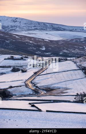 Hivers neigeux matin dans les collines près de Glossop dans le High Peak, Derbyshire, Angleterre. Banque D'Images