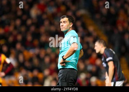 Stade de l'Université de Bradford, Bradford, Angleterre - 2 novembre 2024 arbitre Craig Hicks - pendant le match Bradford City v Aldershot, F.A. Cup 1er tour, 2024/25, stade de l'Université de Bradford, Bradford, Angleterre - 2 novembre 2024 crédit : Mathew Marsden/WhiteRosePhotos/Alamy Live News Banque D'Images