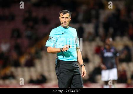 Stade de l'Université de Bradford, Bradford, Angleterre - 2 novembre 2024 arbitre Craig Hicks - pendant le match Bradford City v Aldershot, F.A. Cup 1er tour, 2024/25, stade de l'Université de Bradford, Bradford, Angleterre - 2 novembre 2024 crédit : Mathew Marsden/WhiteRosePhotos/Alamy Live News Banque D'Images