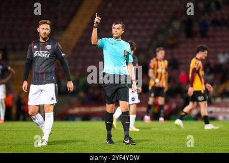 Stade de l'Université de Bradford, Bradford, Angleterre - 2 novembre 2024 arbitre Craig Hicks - pendant le match Bradford City v Aldershot, F.A. Cup 1er tour, 2024/25, stade de l'Université de Bradford, Bradford, Angleterre - 2 novembre 2024 crédit : Mathew Marsden/WhiteRosePhotos/Alamy Live News Banque D'Images