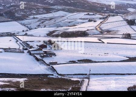 Hivers neigeux matin dans les collines près de Glossop dans le High Peak, Derbyshire, Angleterre. Banque D'Images