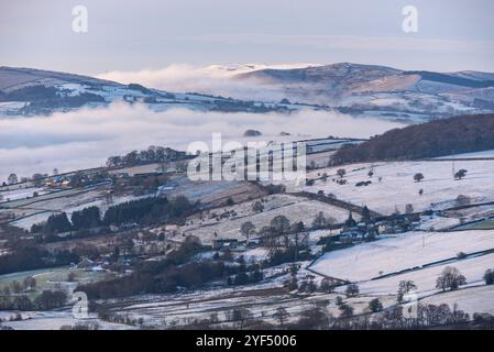 Hivers neigeux matin dans les collines près de New Mills dans le High Peak, Derbyshire, Angleterre. Banque D'Images