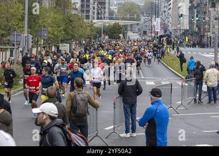 Bruxelles, Belgique. 03 Nov, 2024. Les coureurs participent à la course du marathon de Bruxelles le dimanche 03 novembre 2024 à Bruxelles. BELGA PHOTO NICOLAS MAETERLINCK crédit : Belga News Agency/Alamy Live News Banque D'Images