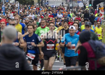 Bruxelles, Belgique. 03 Nov, 2024. Les coureurs participent à la course du marathon de Bruxelles le dimanche 03 novembre 2024 à Bruxelles. BELGA PHOTO NICOLAS MAETERLINCK crédit : Belga News Agency/Alamy Live News Banque D'Images