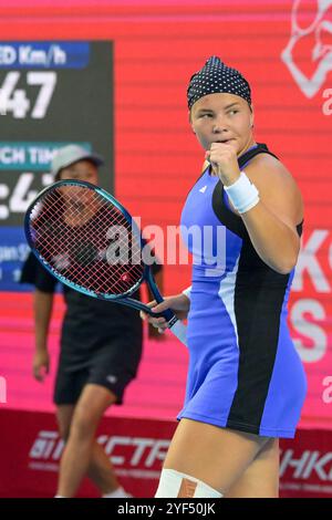 (241103) -- HONG KONG, 3 novembre 2024 (Xinhua) -- Diana Shnaider célèbre lors de la finale féminine en simple entre Diana Shnaider, de Russie, et Katie Boulter, de Grande-Bretagne, au WTA250 Hong Kong Tennis Open à Hong Kong, dans le sud de la Chine, le 3 novembre 2024. (Xinhua/Zhu Wei) Banque D'Images