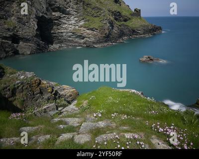 Sur la photo est Tintagel un village de la côte cornouillère, Royaume-Uni Banque D'Images