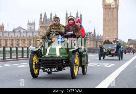 Londres, Angleterre, Royaume-Uni. 3 novembre 2024. Les participants traversent le pont de Westminster pendant le London to Brighton Veteran car Run. Une voiture participante doit être pré-1905 pour participer. (Crédit image : © Tayfun Salci/ZUMA Press Wire) USAGE ÉDITORIAL SEULEMENT! Non destiné à UN USAGE commercial ! Crédit : ZUMA Press, Inc/Alamy Live News Banque D'Images