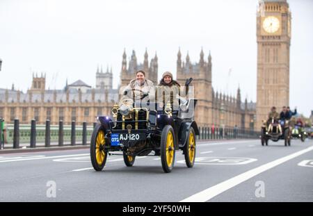 Londres, Angleterre, Royaume-Uni. 3 novembre 2024. Les participants traversent le pont de Westminster pendant le London to Brighton Veteran car Run. Une voiture participante doit être pré-1905 pour participer. (Crédit image : © Tayfun Salci/ZUMA Press Wire) USAGE ÉDITORIAL SEULEMENT! Non destiné à UN USAGE commercial ! Crédit : ZUMA Press, Inc/Alamy Live News Banque D'Images