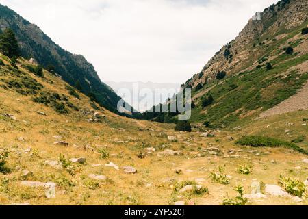 Pic des bastiments vu du col de Coll de la Marrana en été. Photo de haute qualité Banque D'Images