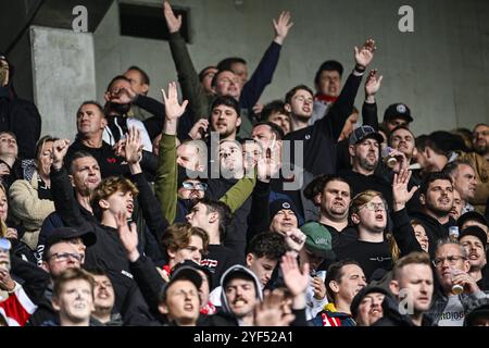 Genk, Belgique. 03 Nov, 2024. Les supporters d'Anvers photographiés avant un match de football entre le KRC Genk et le Royal Antwerp FC, dimanche 03 novembre 2024 à Genk, le jour 13 de la saison 2024-2025 de la première division du championnat belge 'Jupiler Pro League'. BELGA PHOTO TOM GOYVAERTS crédit : Belga News Agency/Alamy Live News Banque D'Images