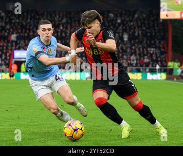 Bournemouth, Royaume-Uni. 02 novembre 2024. Bournemouth, Angleterre, 2 novembre 2024 : Phil Foden de Manchester City (à gauche) combat avec Milos Kerkez de Bournemouth (à droite) lors du match de premier League entre Bournemouth et Manchester City au Vitality Stadium de Bournemouth, en Angleterre. (David Horton/SPP) (David Horton/SPP) crédit : SPP Sport Press photo. /Alamy Live News Banque D'Images