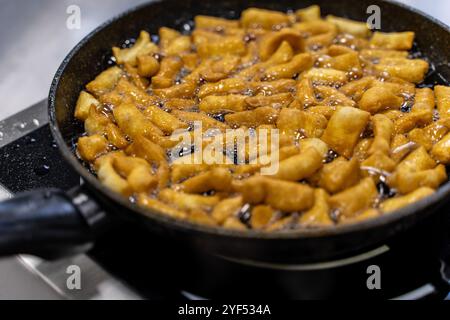 La pâte est frite en morceaux dans une poêle à l'huile (Pa Thong Ko), Baursaks ou chak chak est un plat national traditionnel. Photo de haute qualité Banque D'Images