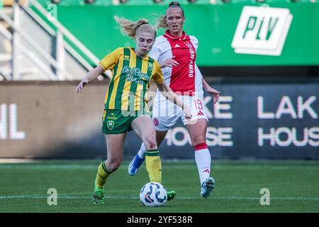 Den Haag, pays-Bas. 03 Nov, 2024. DEN HAAG, 03-11-2024, stade Bingoal, Azerion Eredivisie vrouwen, ADO - Ajax (femmes), saison 2024/2025, pendant le match ADO - Ajax (femmes), joueur ADO den Haag Bo Vonk, joueur Ajax Tiny Hoekstra crédit : Pro Shots/Alamy Live News Banque D'Images