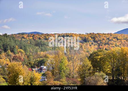 arbres d'automne entourent la tour de l'église dans la jolie ville ou stowe dans le vermont usa Banque D'Images