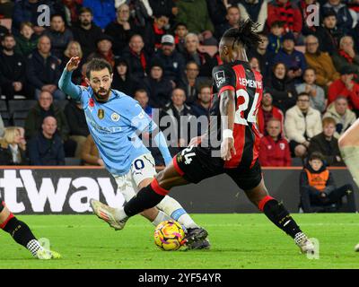 Bournemouth, Royaume-Uni. 02 novembre 2024. Bournemouth, Angleterre, 2 novembre 2024 : Bernardo Silva de Manchester City (à gauche) affronte Antoine Semenyo de Bournemouth lors du match de premier League entre Bournemouth et Manchester City au Vitality Stadium de Bournemouth, en Angleterre. (David Horton/SPP) (David Horton/SPP) crédit : SPP Sport Press photo. /Alamy Live News Banque D'Images