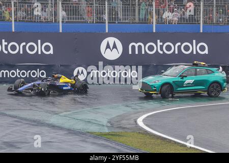 Sao Paulo, Brésil. 03 Nov, 2024. SAO PAULO, BRÉSIL - 03 NOVEMBRE : Alexander Albon, de Thaïlande, au volant de la Williams FW46 Mercedes, est assis dans sa voiture après s'être écrasé lors de la séance de qualification pour le Grand Prix du Brésil FIA de formule 1 à l'Autodromo Jose Carlos Pace le 03 novembre 2024 à Interlagos, Sao Paulo, Brésil. (Rodolfo Buhrer /SPP) crédit : photo de presse sportive SPP. /Alamy Live News Banque D'Images