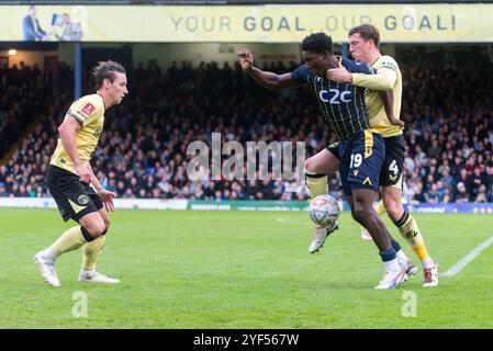 Southend Utd joue à Charlton Athletic dans le premier tour de la FA Cup à Roots Hall, Southend on Sea, Essex, Royaume-Uni. Aribim Pepple en compétition avec Alex Mitchell Banque D'Images