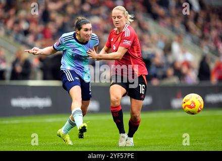 Mariona Caldentey d'Arsenal (à gauche) et Lisa Naalsund de Manchester United se battent pour le ballon lors du match de Super League féminine des Barclays au Leigh Sports Village, Manchester. Date de la photo : dimanche 3 novembre 2024. Banque D'Images