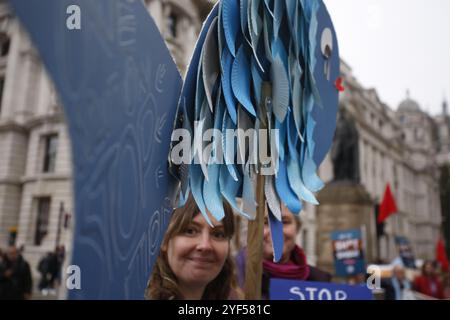 3 novembre 2024, Westminster, Londres, Royaume-Uni marche pour l'eau potable Une coalition de groupes appelant à la fin de la pollution des eaux britanniques marches par la Tamise de Londres, et organise un rassemblement devant le parlement. Crédit photo : Roland Ravenhill/Alamy Banque D'Images