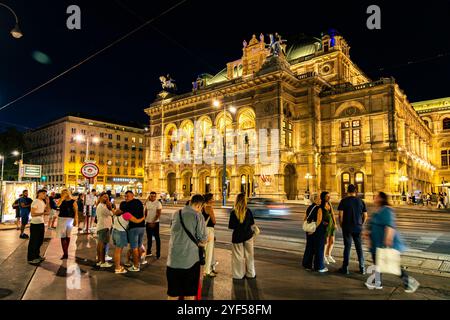 Vues de l'Opéra national de Vienne ou du Staatsoper la nuit, Autriche, Europe. Banque D'Images