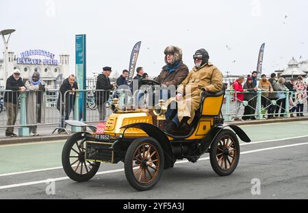 Brighton UK 3 novembre 2024 - Une de Dion bouton de 1903 appartenant à Keith Pointing approche de la ligne d'arrivée sur le front de mer de Brighton dans la RM Sotheby's London to Brighton Veteran car Run. La course automobile historique qui se déroule traditionnellement le premier dimanche de novembre célèbre la célèbre course d'émancipation de novembre 1896 : crédit Simon Dack / Alamy Live News Banque D'Images