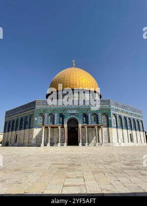 Vue verticale rapprochée de la mosquée Al-Aqsa ou Dôme du rocher, à Jérusalem. Couleurs naturelles dans une journée d'été ensoleillée avec un ciel clair et pas de gens Banque D'Images