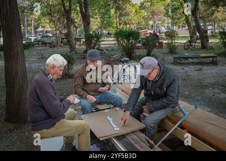Hommes âgés retraités jouant des dominoes sur le bureau dans le parc. Vieux amis jouant au domino. Trois vieillards jouant du domino. Passer du temps avec des amis peut aider Banque D'Images